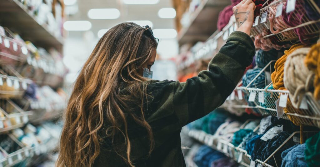 買い物リストの型を導入して、効率よく楽しく買い物している家族のイメージ。生活が整い、満足度が向上している様子。