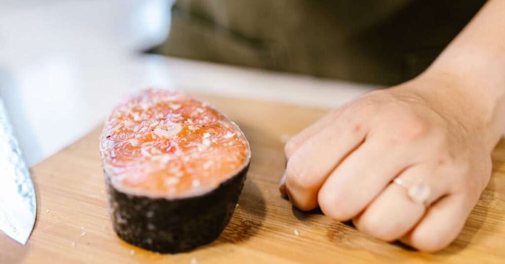 初心者向け作り置きメイン料理、鶏むね肉と鮭の調理済み保存例