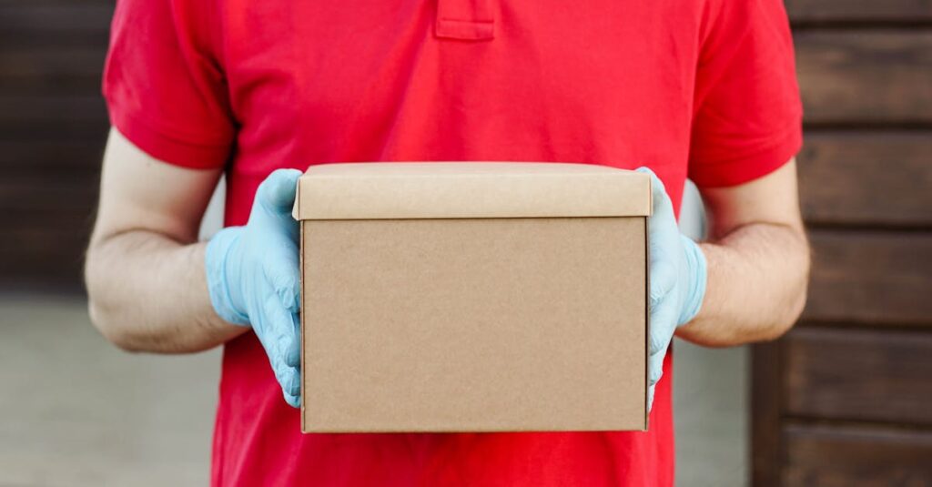 冷凍タイプの宅配食が自宅の冷凍庫に収納されているイメージ。健康的でバランスの取れた弁当パック。