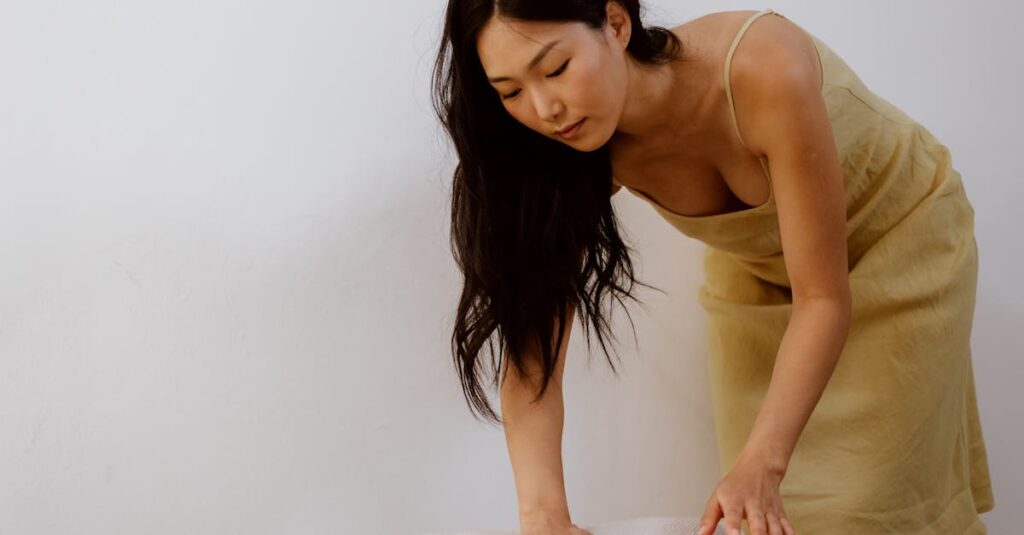 夫婦がノートPCで家事分担表をスプレッドシートにまとめている様子。分担比率を話し合うシーン。