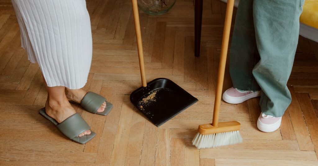 家族で家事分担表を壁に貼り、子どもも自分の役割を見て嬉しそうにしているシーン。