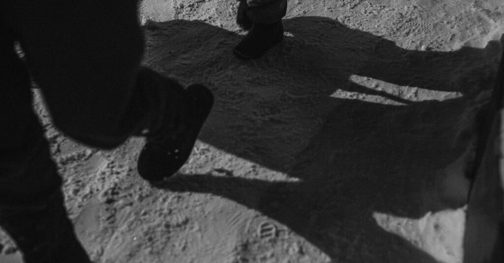 家事ルーティンを習慣化するためにチェックリストやタイムスケジュールを使っている家庭の様子