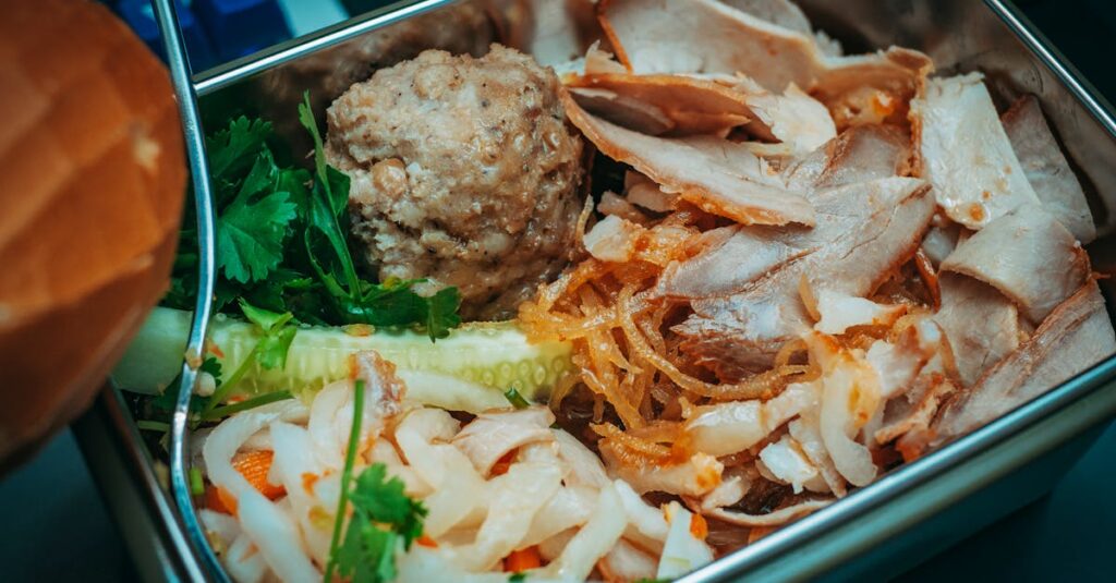初心者向け作り置き1週間分の計画例、肉・野菜・副菜が効率よく並べられている