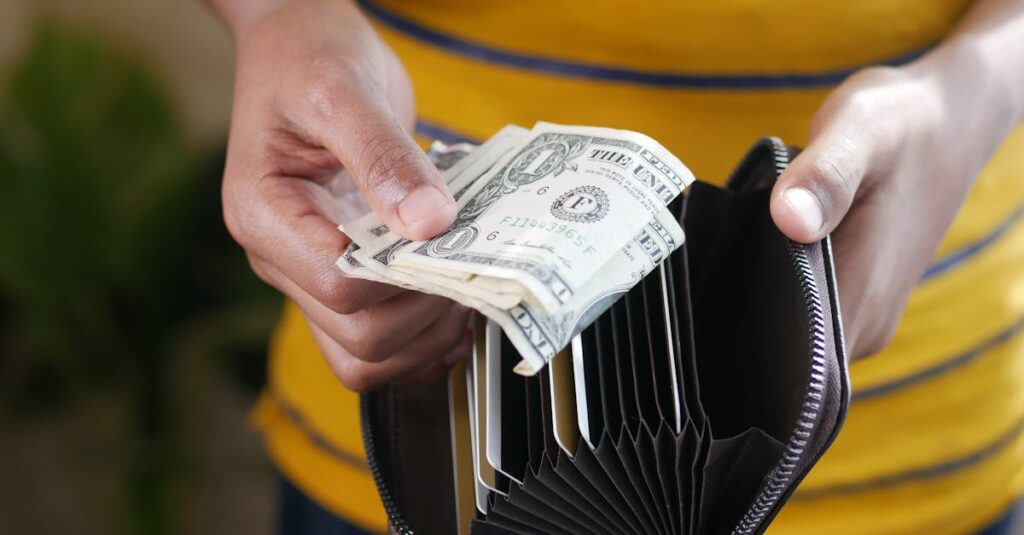 ネットスーパーの使い分けで家計を節約している主婦が満足そうにパソコンで確認している様子。