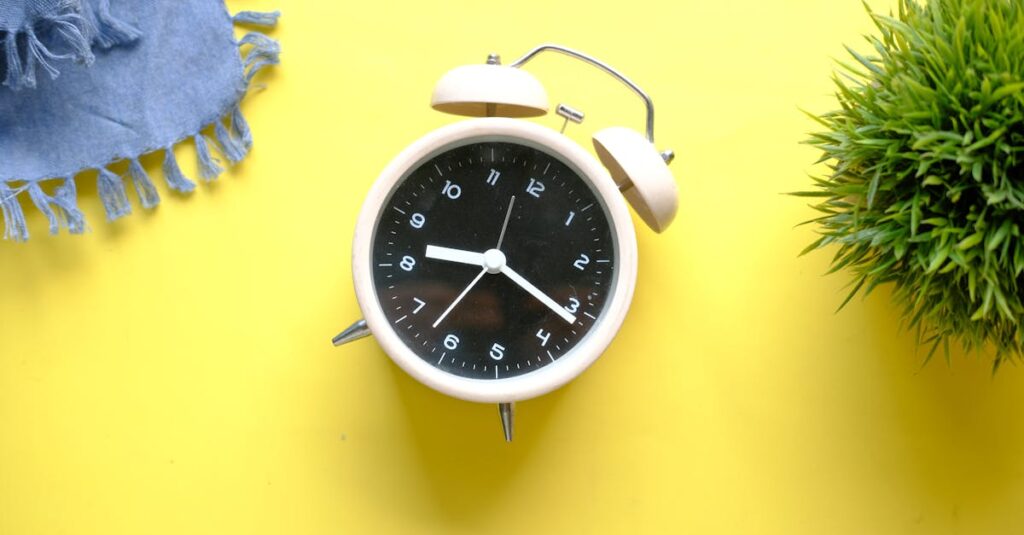 週末に2時間の仕込みをしている女性が、キッチンで食材を準備しながら笑顔で過ごしている様子