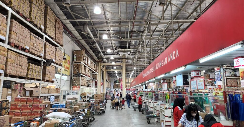 イオンネットスーパーを活用して家族向けにまとめ買いしているシーン