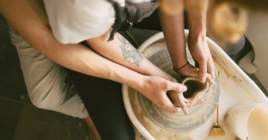 夫婦がノートPCで家事分担表をスプレッドシートにまとめている様子。分担比率を話し合うシーン。