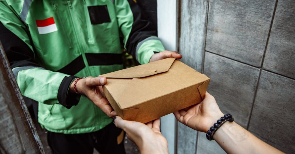 作り置きのために清潔なキッチンで保存容器に料理を丁寧に詰める様子