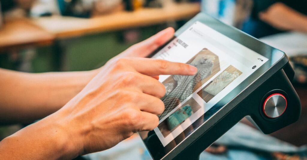 ネットスーパーを2社登録してスマホで比較しながら使い始めるイメージ。