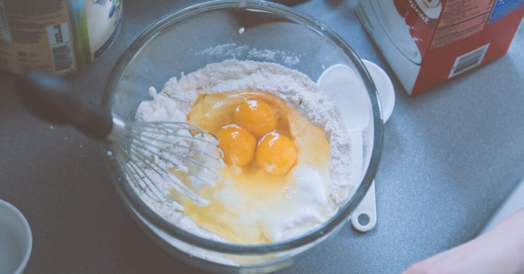 初心者が作り置き料理を段取り良く3品同時に調理している様子