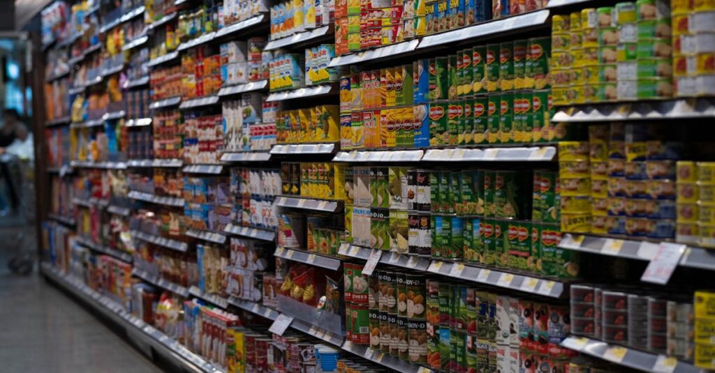 食材や日用品の定番をカテゴリ別に整理した買い物リストのイメージ画像。