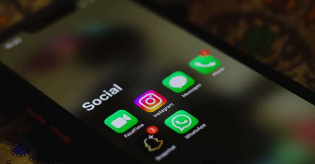 スマートフォンで家事分担アプリ（TimeTreeやOurHomeなど）を操作する夫婦の手元。