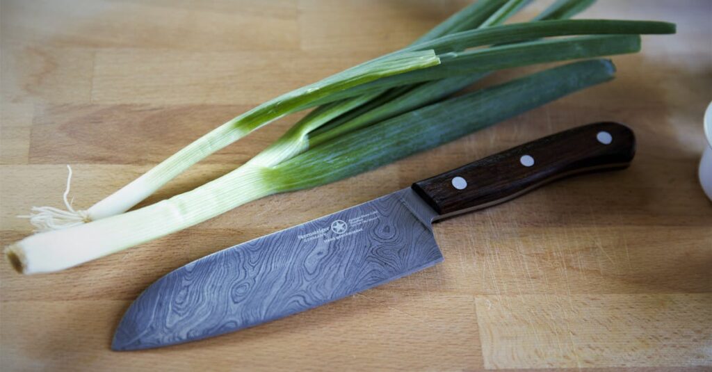 作り置き初心者向け、段取りを効率化する手順表をキッチンで活用する様子