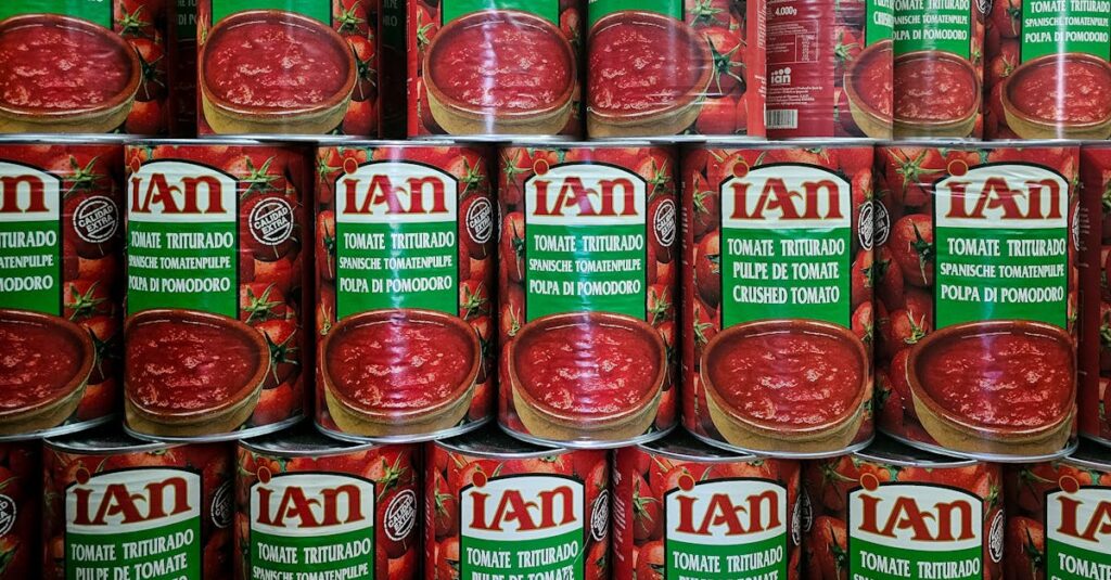 災害時や外出困難な状況でネットスーパーを活用して物資を確保している家庭の様子。