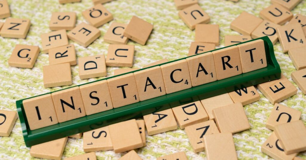 低価格で商品を提供するネットスーパーの画面を見て満足する主婦の様子。