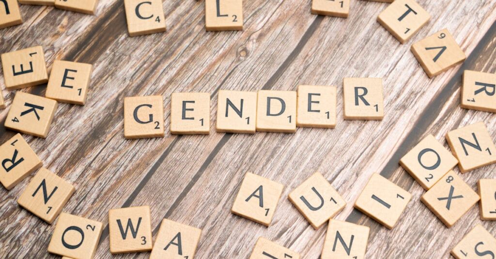 夫婦がリビングで性別役割や家事分担について冷静に話し合っているシーン。