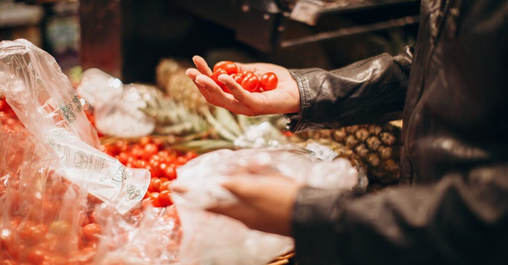 一人暮らしの若者がコスパを意識してネットスーパーを使い分けているイメージ。