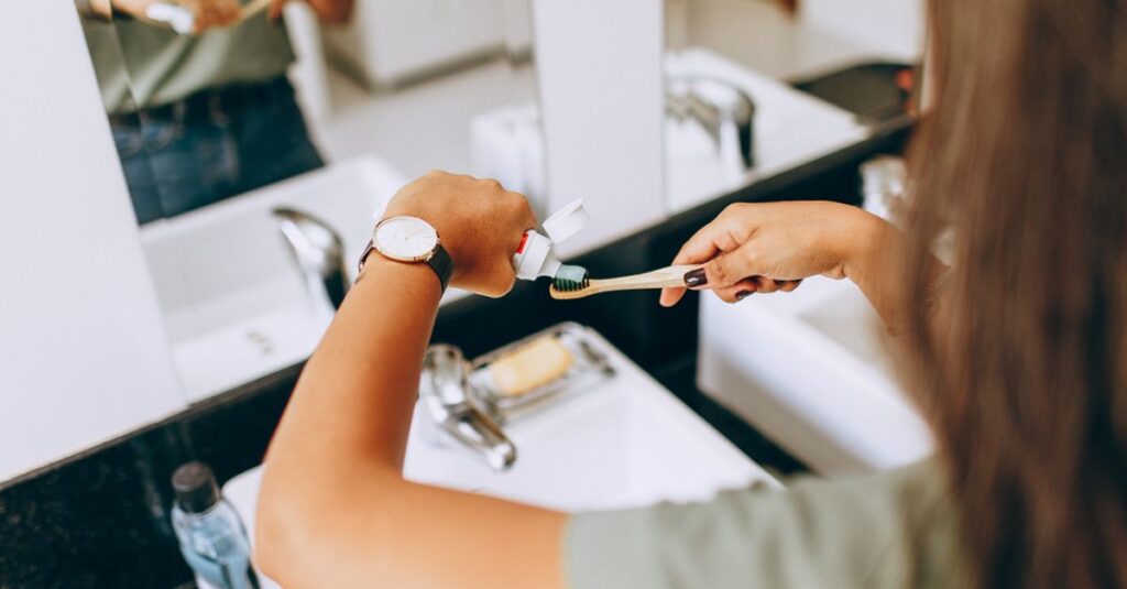 朝の準備のために前夜に服や食材を整えている様子