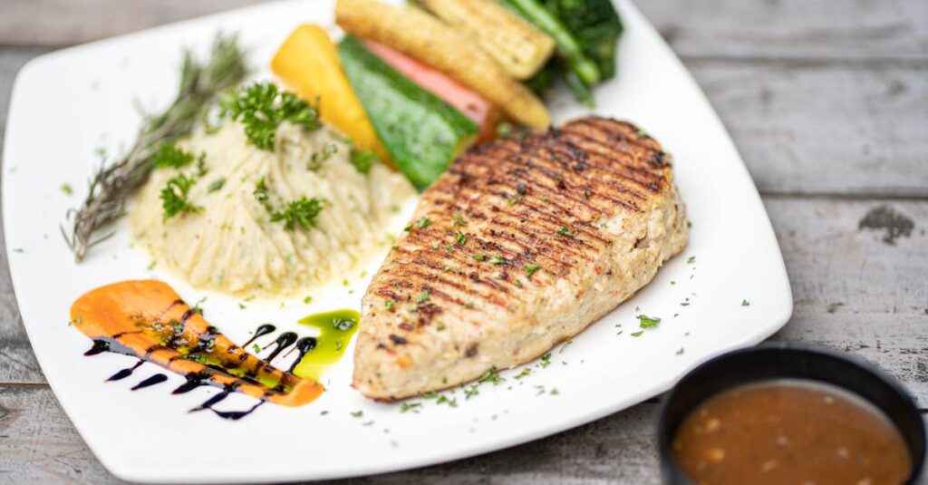 初心者向け作り置きメイン料理、鶏むね肉と鮭の調理済み保存例