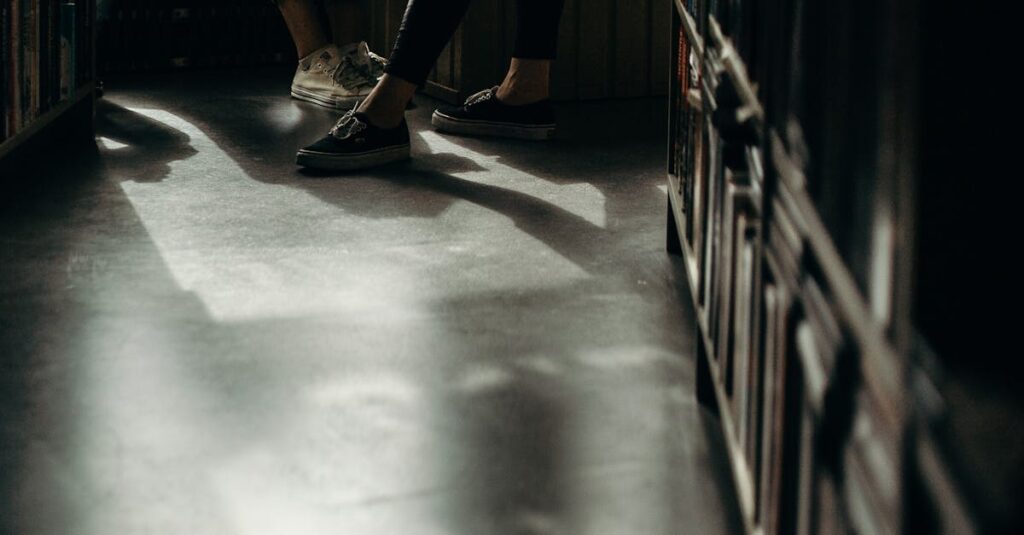 家事分担表を見ながら冷静に意見交換する夫婦のシーン。感情的にならず前向きに話し合う様子。