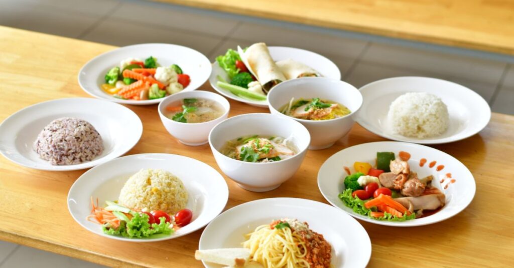 家族の予定に合わせた一週間の食事スケジュールを示すカレンダー風の表。曜日ごとの調理スタイルが書き込まれている。