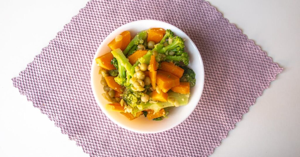 初心者向け作り置き副菜、ほうれん草ナムルやきんぴらごぼう、キャロットラペを効率よく並べた様子