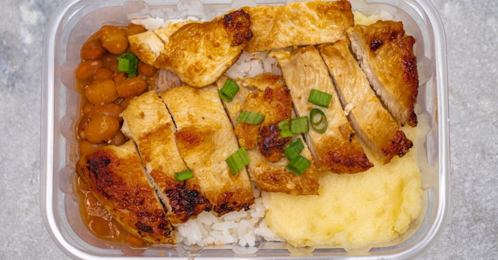 初心者向け作り置きメイン料理、鶏むね肉と鮭の調理済み保存例