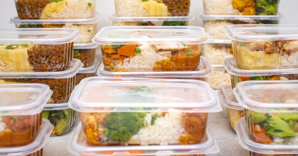 冷凍保存された料理や作り置きの献立例。平日に温めて食べることで時短調理を実現。