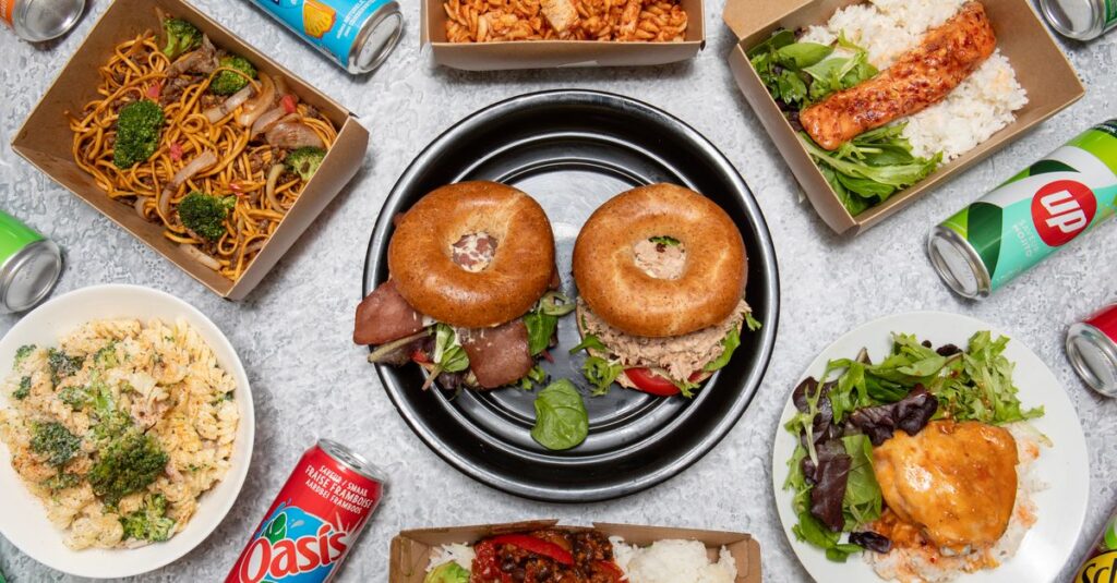 宅配食とミールキットを比較して自分に最適な食事スタイルを選ぶ人のイメージ。食事の効率と楽しみを両立する様子。