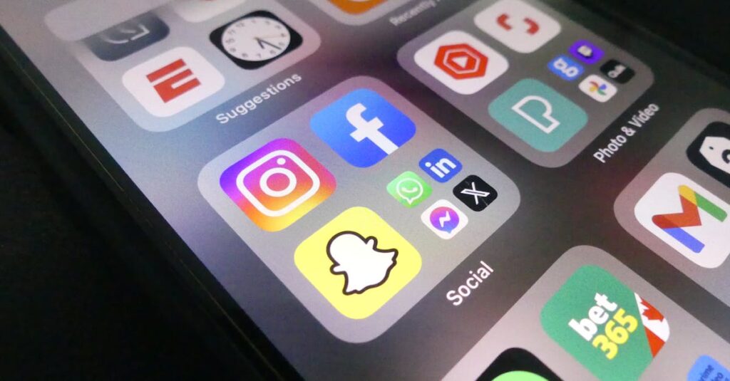 使いやすいネットスーパーアプリを操作して快適に買い物をする利用者の様子。