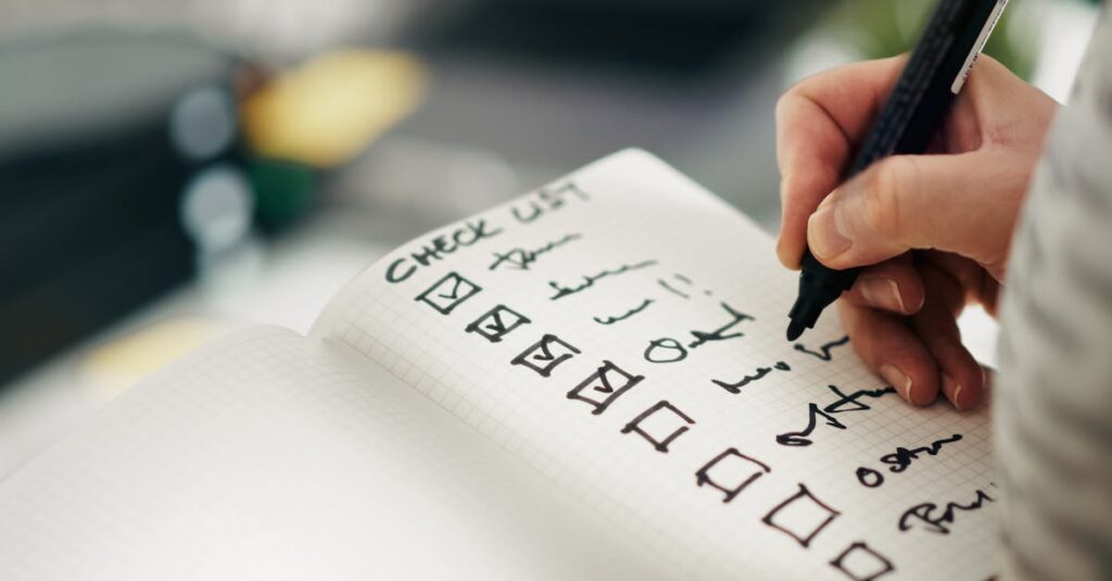 スプレッドシートで家事タスクを可視化し、夫婦で分担量を確認している様子。