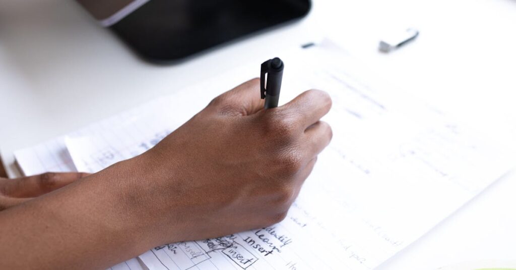 夫婦がテーブルで家事のタスクリストを書き出している様子。見えない家事も洗い出すシーン。