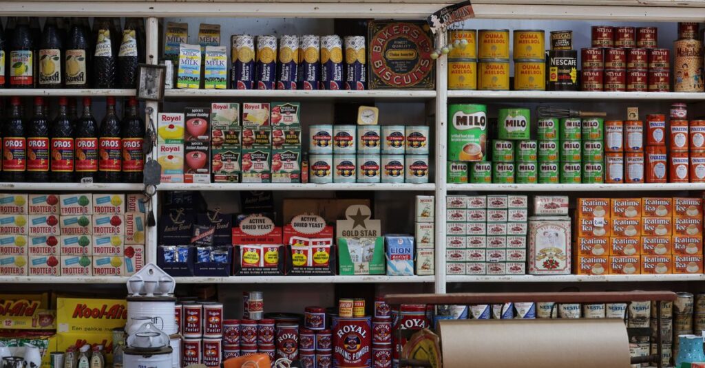 食材や日用品の定番をカテゴリ別に整理した買い物リストのイメージ画像。