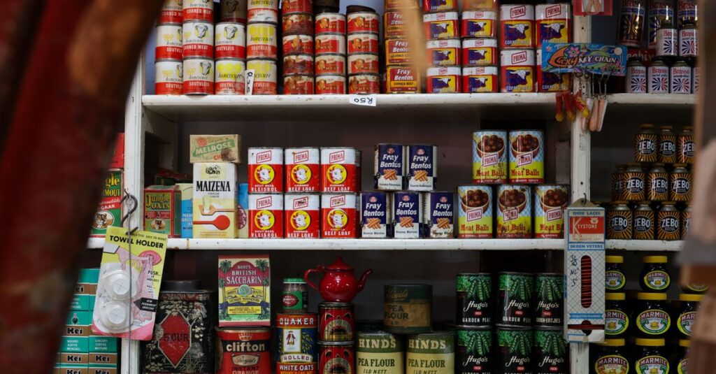 食材や日用品の定番をカテゴリ別に整理した買い物リストのイメージ画像。