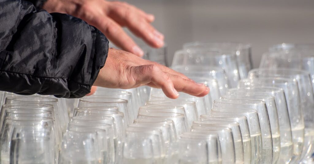 作り置き初心者向け、段取りを効率化する手順表をキッチンで活用する様子