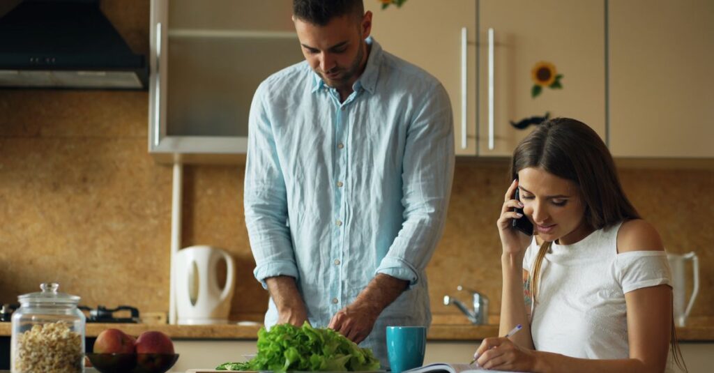 夫婦が定期的に家事分担表を見直しながら調整している様子。笑顔でペンを持ち合っているシーン。