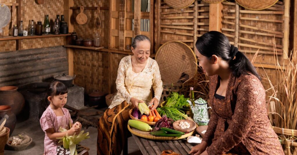 家族でミールキットを調理する様子や、一人暮らしの宅配食利用シーンなどライフスタイル別の比較イメージ。