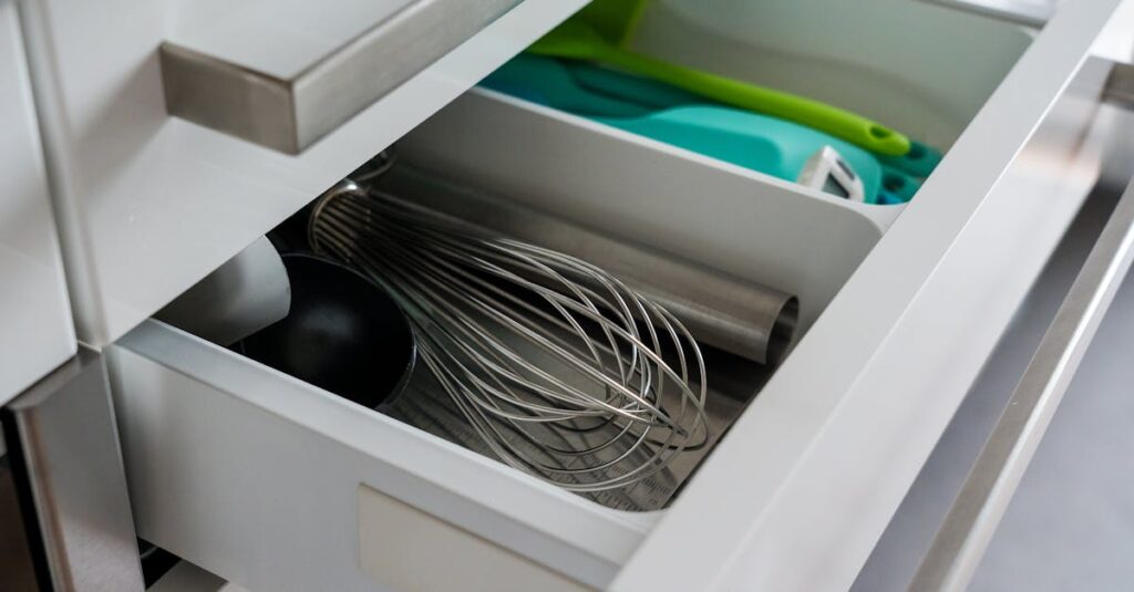 作り置き初心者向けの保存容器やキッチン道具が整然と並べられている様子