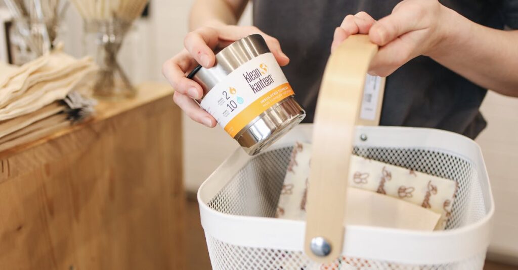 買い物リストの型を導入して、効率よく楽しく買い物している家族のイメージ。生活が整い、満足度が向上している様子。