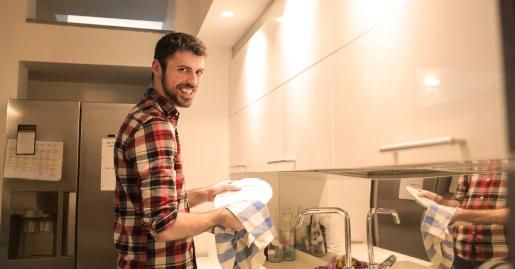 週末に家族やパートナーと協力して楽しみながら家事をする様子。タイマーやチェックアプリを使って達成感を共有しているイメージ。