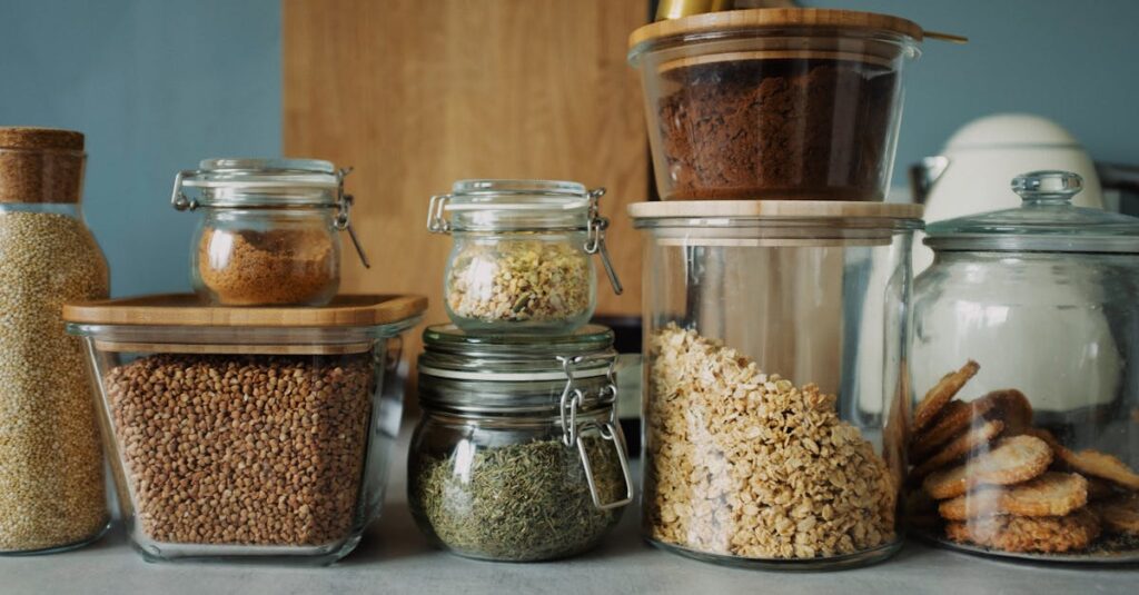 作り置き初心者向けのキッチン保存容器と道具の写真で効率よく整理されたキッチンの様子