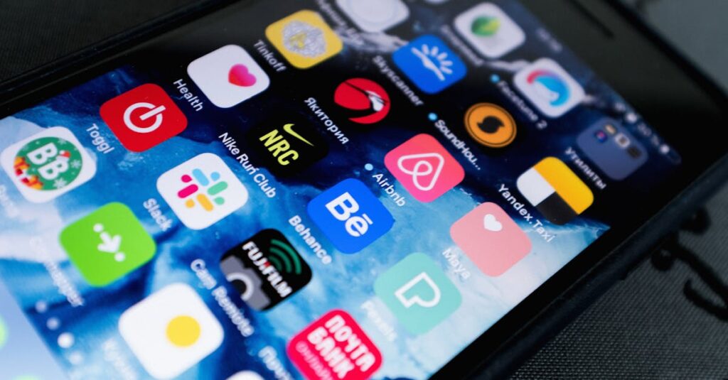 使いやすいネットスーパーアプリを操作して快適に買い物をする利用者の様子。