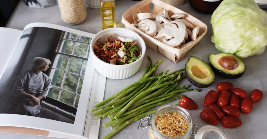 作り置きが完成して満足そうに笑う初心者の女性が保存容器を手にしている様子