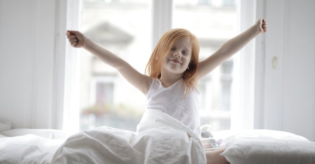 子どもの支度を手伝いながら朝の家事をこなす家庭の様子