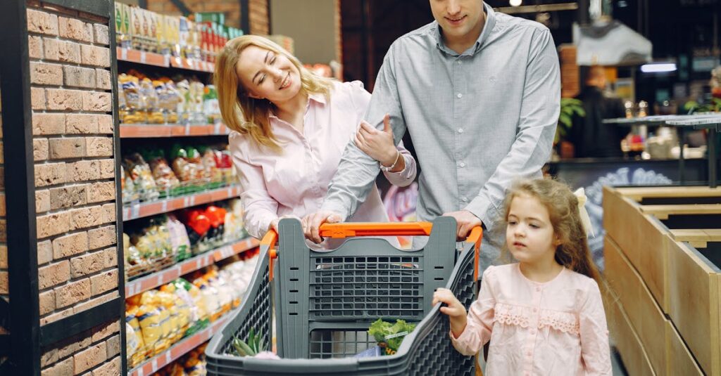 災害時や外出困難な状況でネットスーパーを活用して物資を確保している家庭の様子。