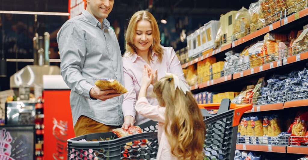 イオンネットスーパーを活用して家族向けにまとめ買いしているシーン