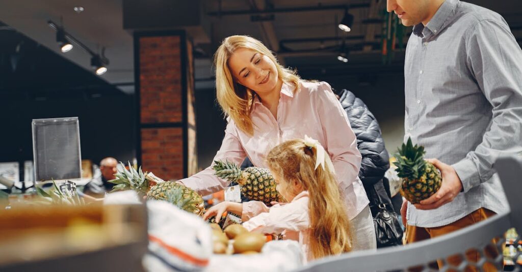 共働き・子育て世帯がネットスーパーを使って効率的に買い物している様子