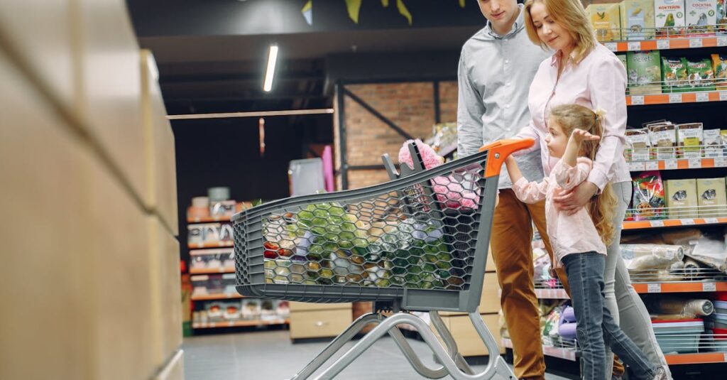 家族全員で共有できる買い物リスト。誰が何を買うか明確で、チェック欄や色分けもあり視覚的に分かりやすい型。