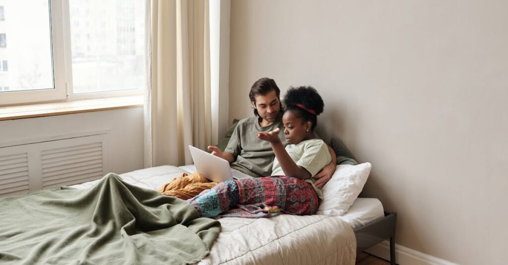 夫婦がノートパソコンで家事分担表を見ながら穏やかに話し合っているシーン。家事分担表を対話ツールとして使う様子。