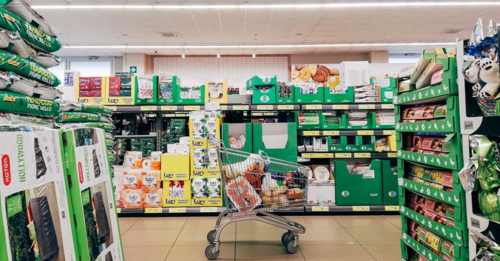 オーガニック食品や輸入品などを取り扱う高級ネットスーパーで買い物する女性の様子。